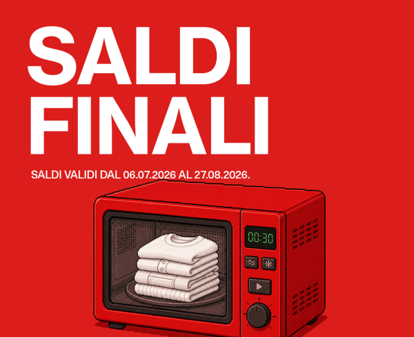 SALDI FINALI. Abiti bianchi piegati in un forno rosso.