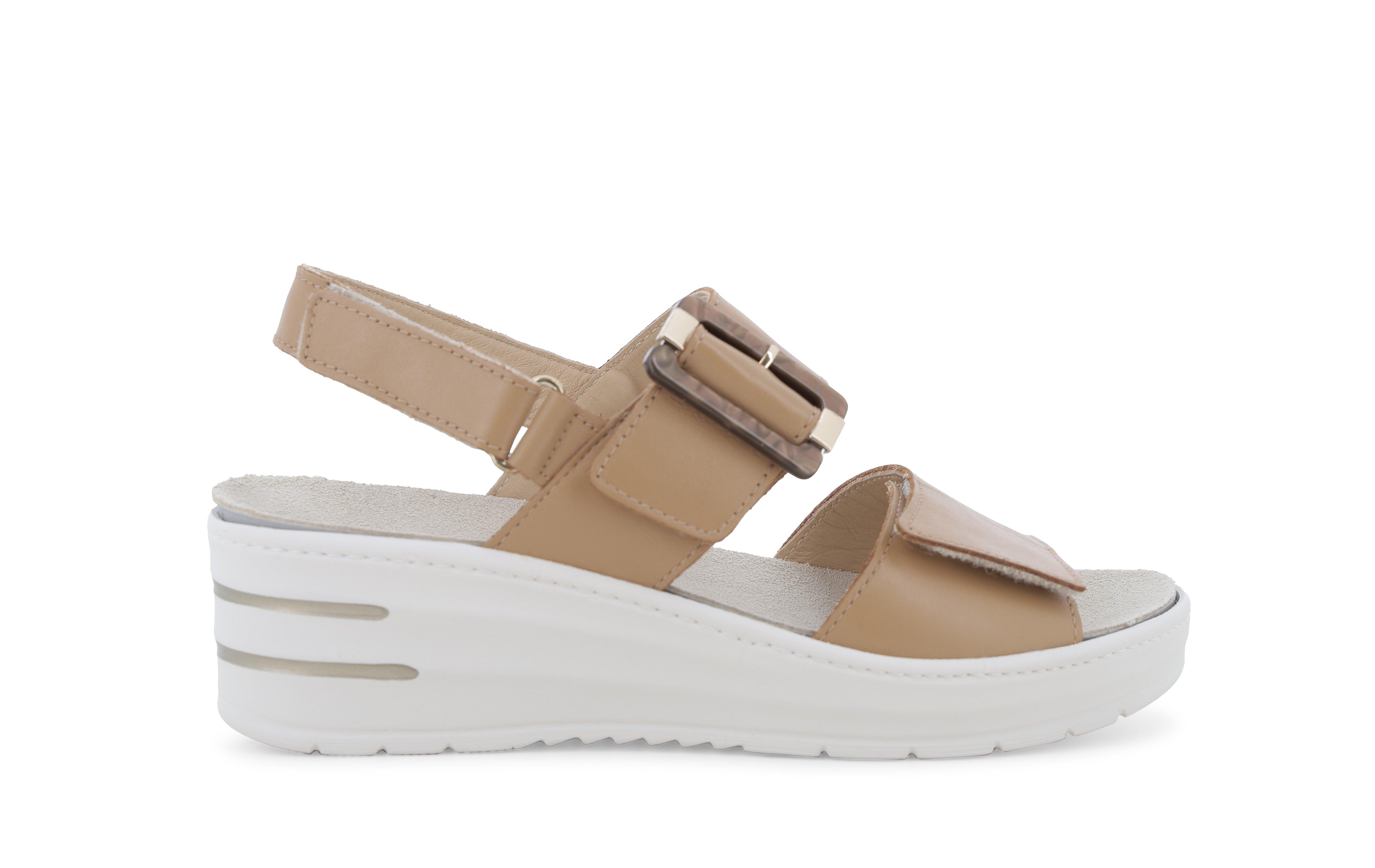Sandalo in camoscio cuoio camel con zeppa e maxi fibbia 019227q