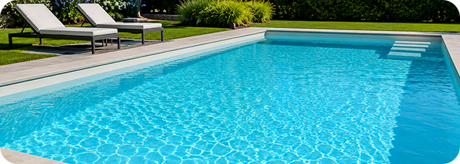 Piscina con acqua cristallina
