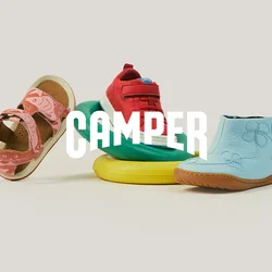 Quattro scarpe da bambino in diversi stili e colori disposte con anelli colorati su uno sfondo neutro.