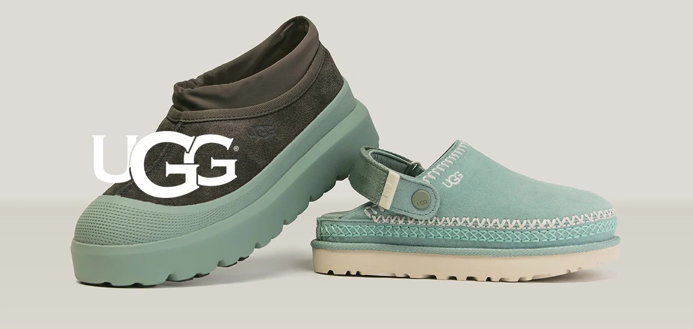Coppia di scarpe slip-on, una nera con suola spessa e caviglia alta, l'altra azzurro chiaro con retro aperto e cinturino regolabile.