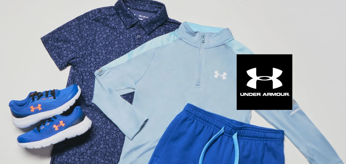 Completo sportivo blu e azzurro composto da polo, maglia a maniche lunghe con zip a quarto, pantaloni jogger e scarpe da corsa blu su sfondo bianco.