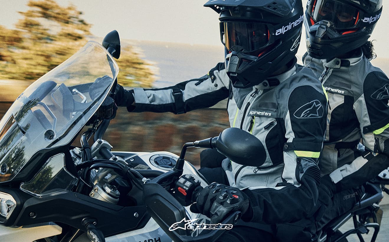 Motociclisti in coppia con abbigliamento tecnico Alpinestars