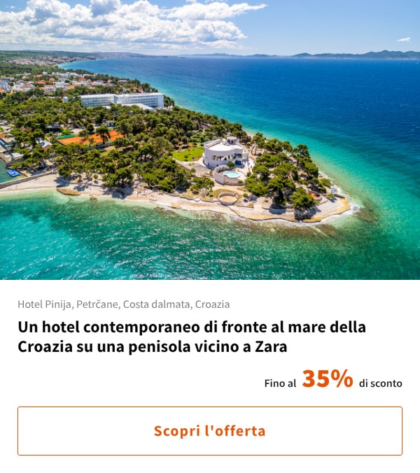 Un hotel contemporaneo di fronte al mare della Croazia su una penisola vicino a Zara