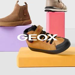 Tre paia di scarpe esposte su scatole colorate: un tronchetto marrone, una sneaker rosa e grigia e una scarpa marrone con dettagli neri.