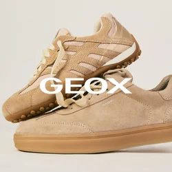 Due sneakers beige casual impilate, una con suola texturizzata e lacci, su uno sfondo neutro e semplice.