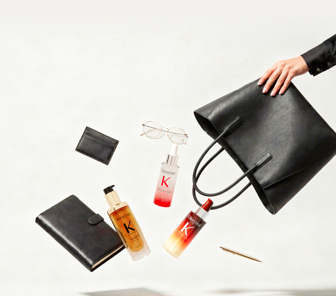 Una borsa rovesciata da cui escono l'Huile Elixir Ultime, il Siero Genesis e il Siero Nutritive.