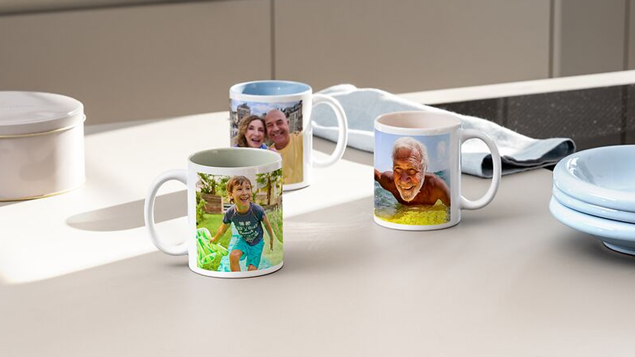 Mix di tazze personalizzate con foto dell'estate