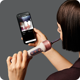 Una persona utilizza l'app MyDyson e lo spazzolino Dyson CameraJet.