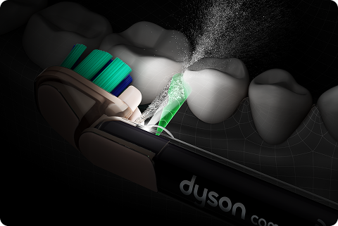 Lo spazzolino Dyson CameraJet rileva gli spazi tra i denti mentre li spazzola.