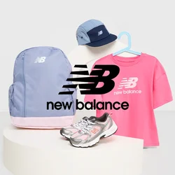 Zaino New Balance di colore azzurro chiaro con dettagli rosa, una maglietta rosa, un berretto blu navy e scarpe da corsa argentate disposte su un espositore.