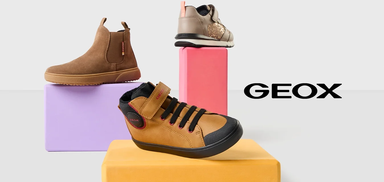 Tre paia di scarpe esposte su scatole colorate: un tronchetto marrone, una sneaker rosa e grigia e una scarpa marrone con dettagli neri.