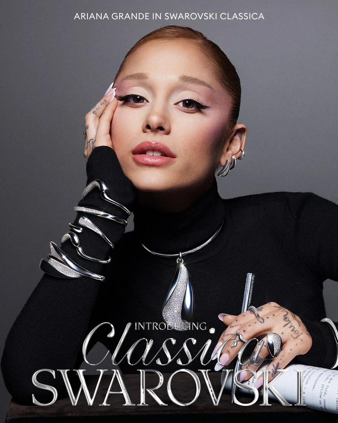 Ariana Grande indossa i gioielli Swarovski Classica