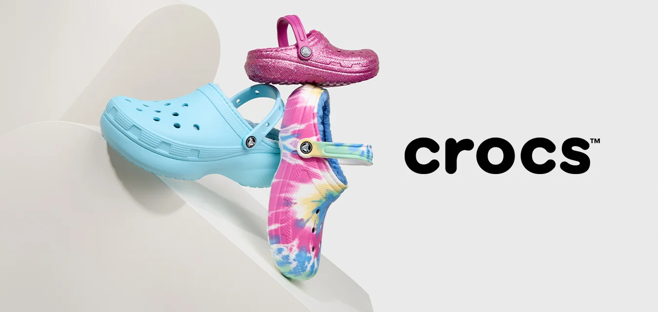 Tre paia di zoccoli: un paio azzurro chiaro con fori, un paio rosa glitterato e un paio tie-dye, tutti con cinturini regolabili e punte tonde.