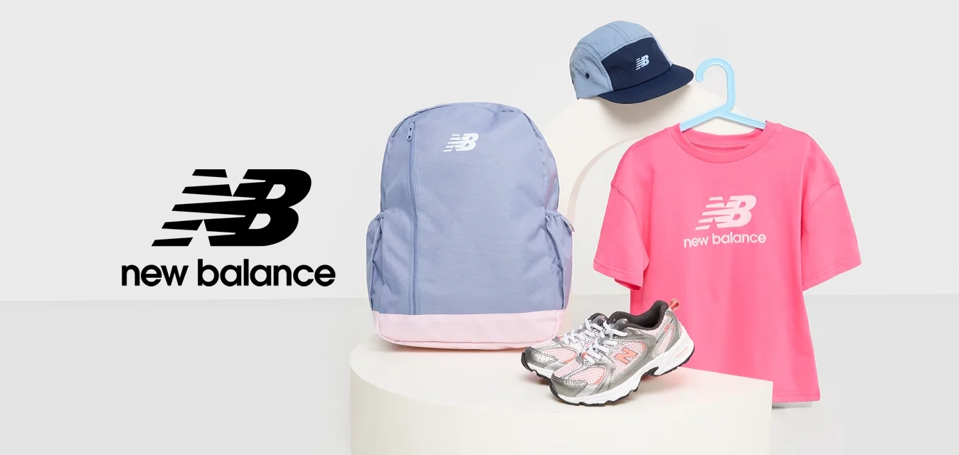 Zaino New Balance di colore azzurro chiaro con dettagli rosa, una maglietta rosa, un berretto blu navy e scarpe da corsa argentate disposte su un espositore.
