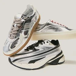 Tre paia di scarpe da ginnastica impilate: tomaia in argento metallizzato, superfici testurizzate, accenti a contrasto in nero e bianco, vari colori e modelli di lacci.