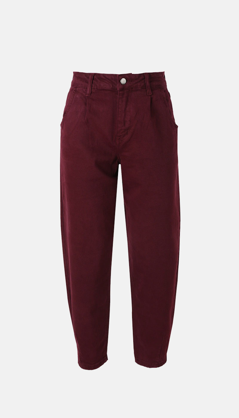 High-waisted tapered women's chino trousers in burgundy with front pockets and button fastening