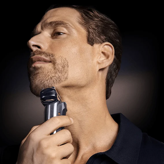 Uomo che si rade con il rasoio elettrico Braun NEVO