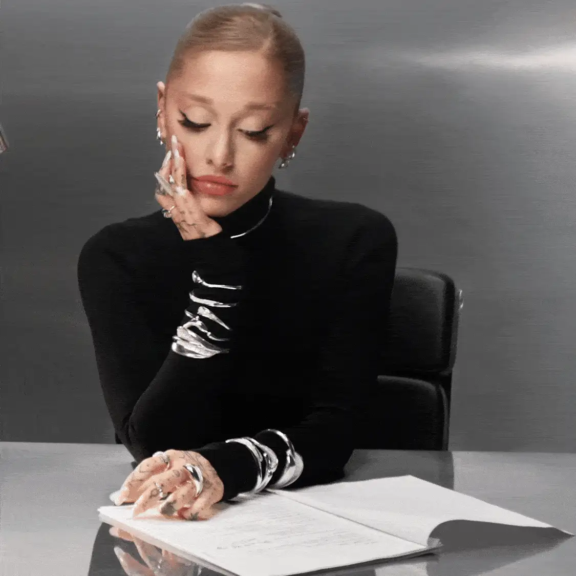 Video di Ariana Grande che indossa i gioielli Swarovski Classica