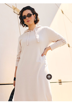 Elegante abito midi in maglia con cappuccio e maniche lunghe