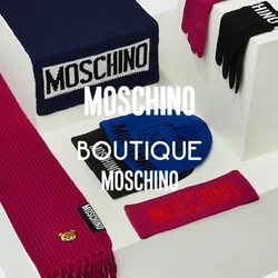 Collezione di accessori Moschino che include un berretto a strisce blu navy, sciarpe rosse e nere, berretto blu e guanti coordinati, tutti con logo.