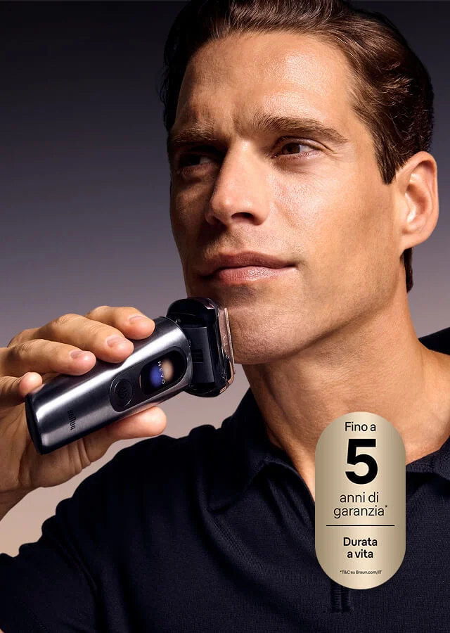 Uomo che si rade con il rasoio elettrico Braun NEVO