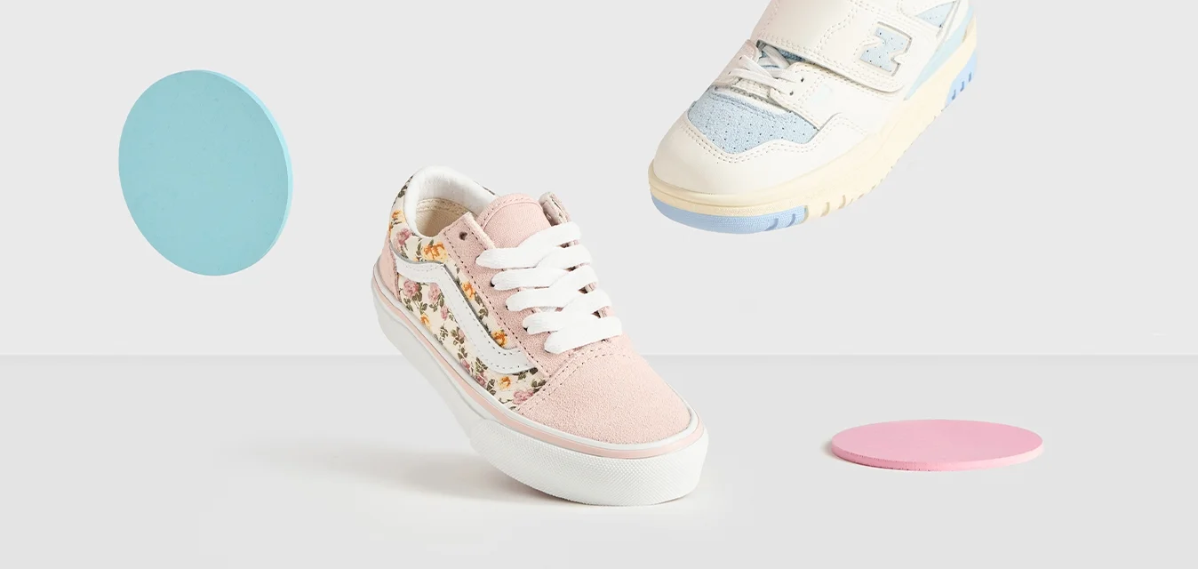 Due paia di sneakers: una in tela rosa con stampa floreale e l'altra in mesh bianco/blu con velcro. Cerchi in azzurro chiaro e rosa come dettagli.