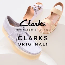 Tre paia di scarpe: una sneaker di suede lavanda con suola beige, un sandalo rosa chiaro con fibbia e un sandalo a cinturini crema su uno sfondo bianco.