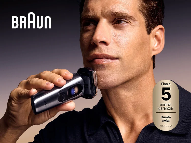 Uomo che si rade con il rasoio elettrico Braun NEVO