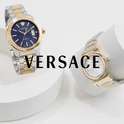 Due orologi da polso Versace con cinturini in metallo argento e oro su supporti geometrici bianchi, uno con quadrante blu, l'altro con quadrante bianco.
