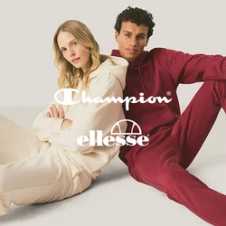 Una donna con abiti casual color crema e un uomo con abiti casual rossi sono seduti sul pavimento contro uno sfondo chiaro e uniforme.