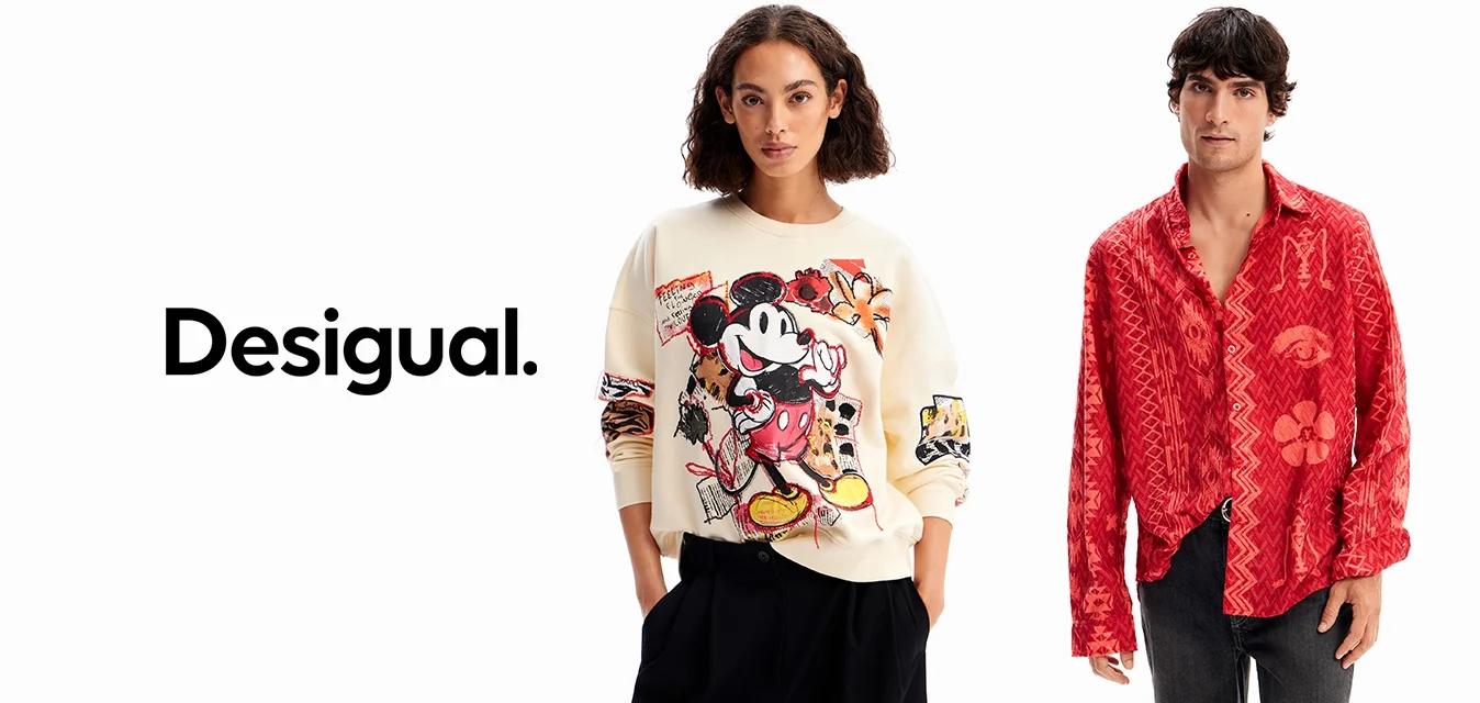 Due modelli, uno che indossa un maglione crema con una grafica colorata di Topolino, l'altro in una camicia rossa a fantasia con bottoni.