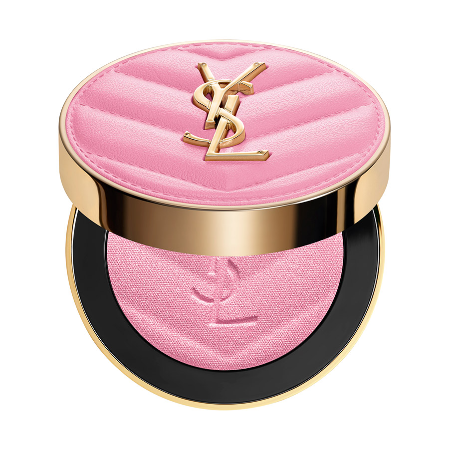 Un blush compatto YSL rosa confetto aperto con custodia trapuntata rosa e logo dorato.