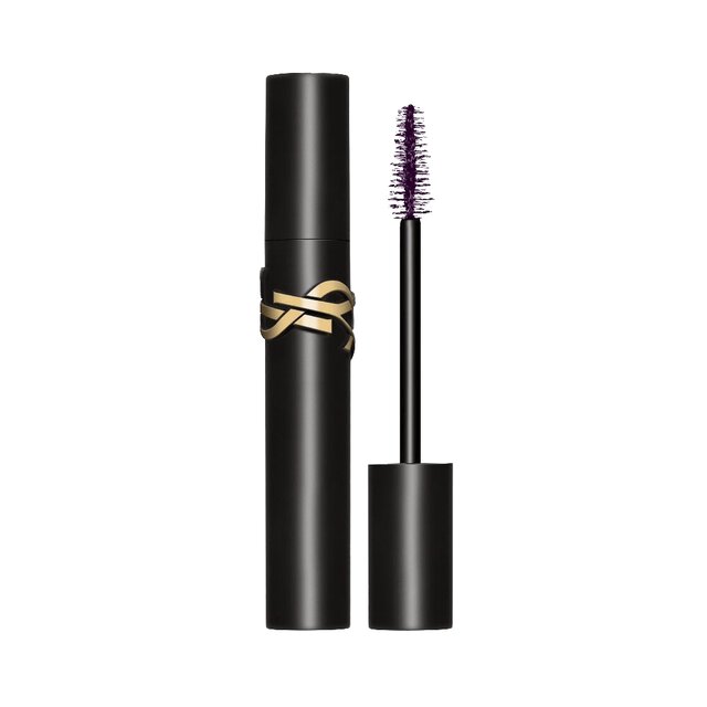 Un tubetto di mascara nero YSL Lash Clash aperto con logo dorato e scovolino viola intenso.