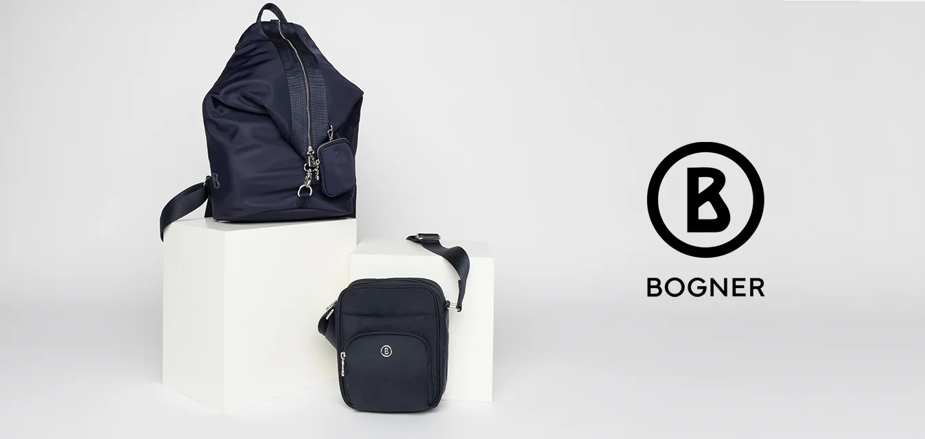 Zaino in nylon blu della marina con chiusura zip e tracolla regolabile, accanto a una borsa a tracolla più piccola con logo frontale e tasca con zip.