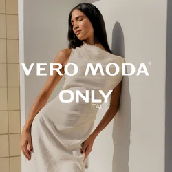 Donna con un vestito bianco senza maniche appoggiata a un muro bianco all'aperto, occhi chiusi, con la luce del sole che proietta ombre sulla sua figura.