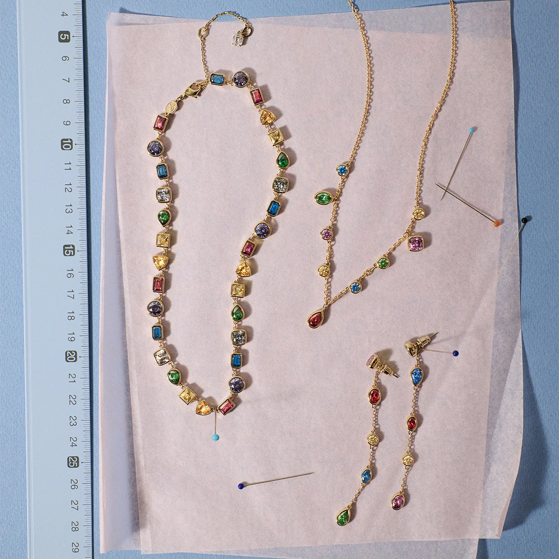 Collane e orecchini Imber disposti in modo creativo