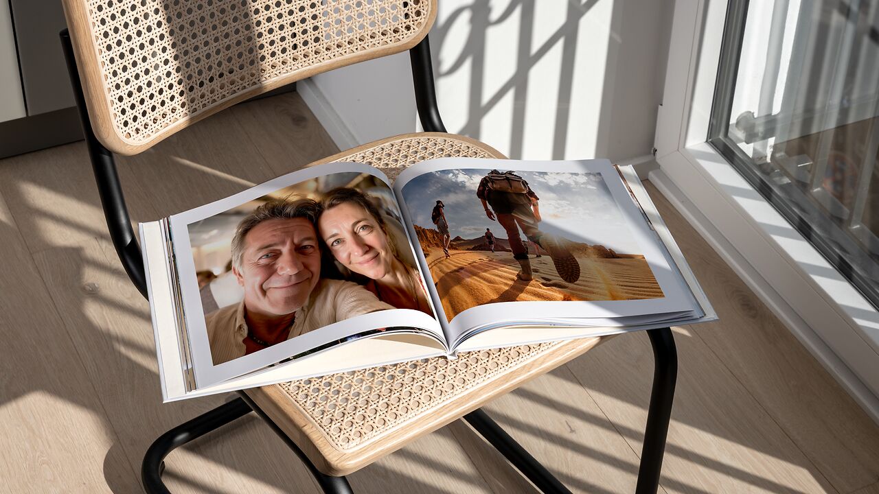 Fotolibro Pixum con le foto dell'estate su una sedia