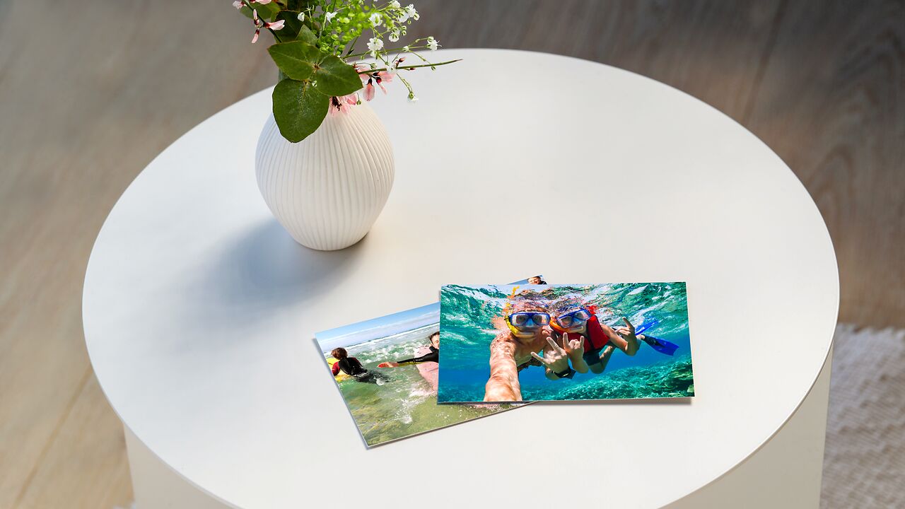 Foto stampate dell'estate su un tavolino