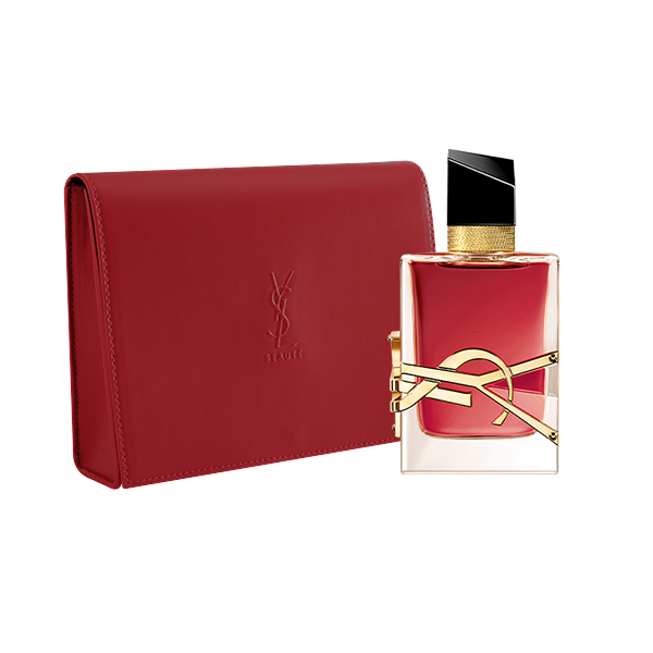 Una pochette in pelle rossa YSL accanto a un flacone di Libre Eau de Parfum Berry Crush.