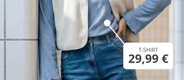 Maglietta a maniche lunghe azzurra abbinata a jeans