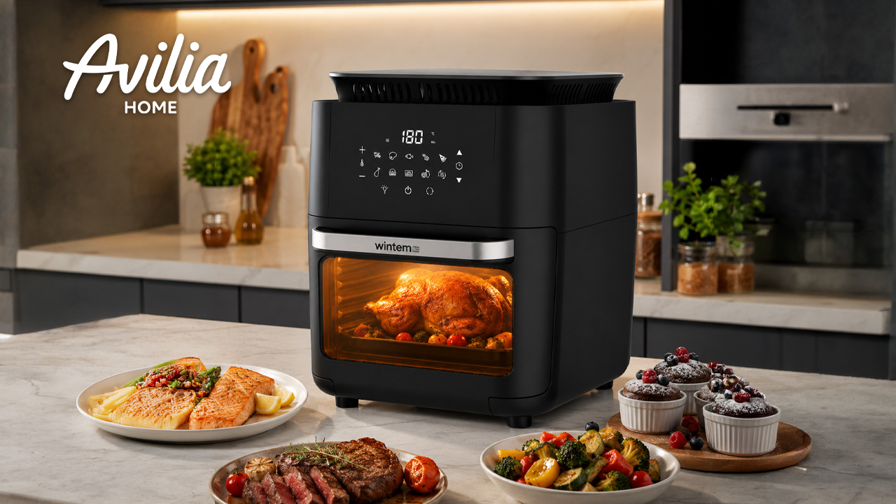 Friggitrice ad aria con piatti di carne, verdure, dolci su piano cucina.