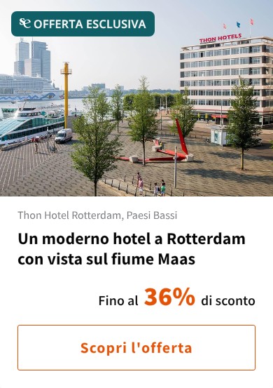 Un moderno hotel a Rotterdam con vista sul fiume Maas