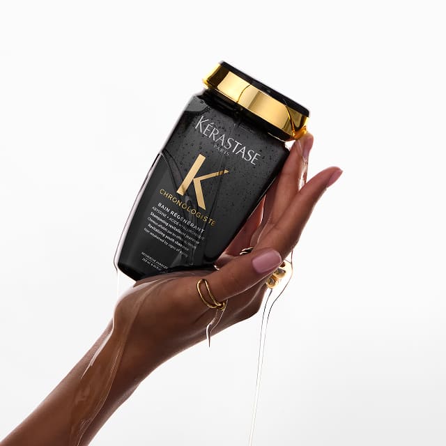 Lo shampoo Bain R&eacute;g&eacute;n&eacute;rant della linea Chronologiste.
