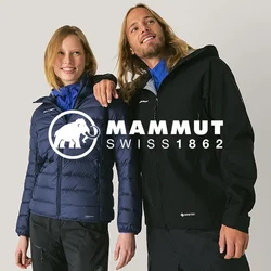 Uomo e donna sorridenti in piedi uno accanto all'altro, indossando giacche outdoor blu e nere e pantaloni neri, su uno sfondo chiaro.