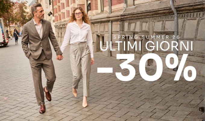 Couple in business-casual outfits walking hand-in-hand on a city street with 'Ultimi Giorni -30% Spring Summer 26' sale text