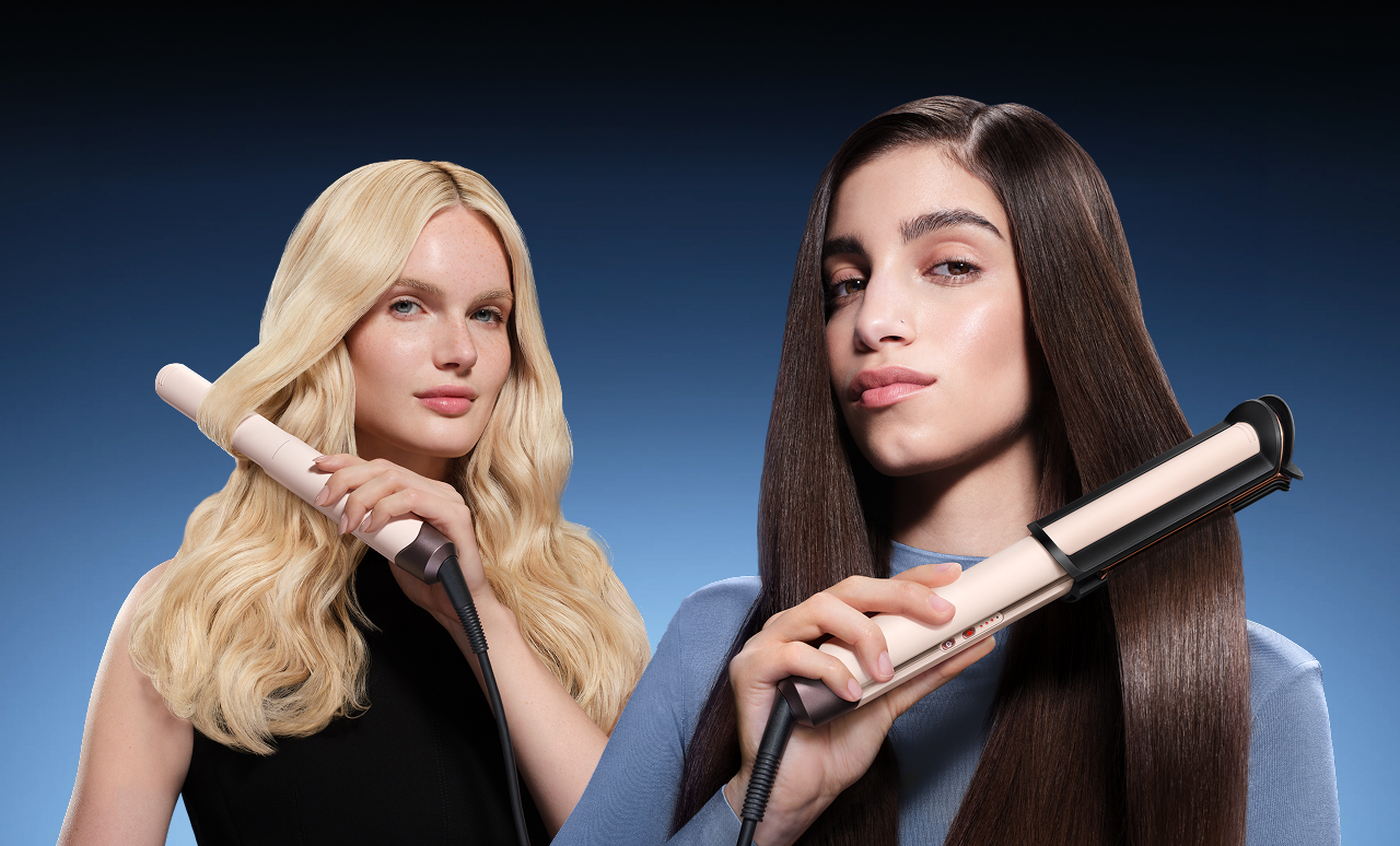 Due modelle acconciano i capelli con la piastra per capelli Dyson Corrale CoolShine.