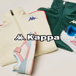 Tute Kappa in verde e crema, con rifiniture rosse, abbinati a sneakers bianche con dettagli blu e sneakers in suede rosa e blu.