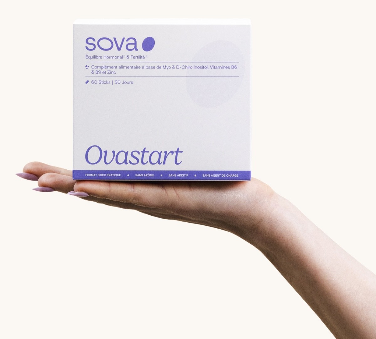 Una mano regge la scatola Ovastart