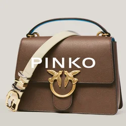 Borsa a mano in pelle marrone con fibbia decorativa dorata e tracolla crema regolabile, su uno sfondo chiaro e uniforme.
